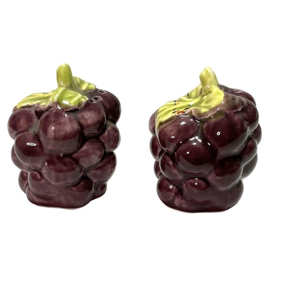 VTG PURPLE GRAPES SALT AND PEPPER SHAKERS CERAMIC SIGNED 39 PH NO FLAWS OR STOPP - Picture 2 of 5